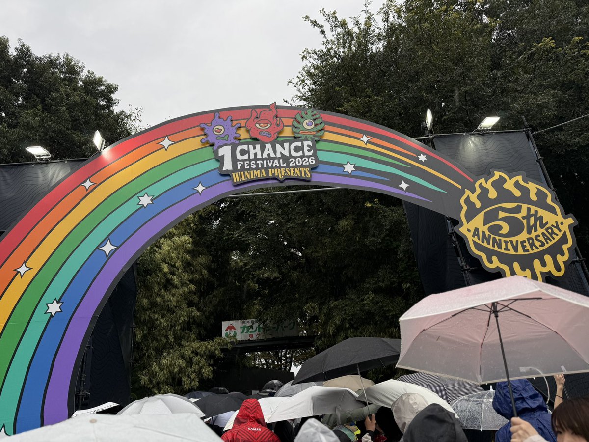 D87012505's tweet photo. 雨ニモマケズ!!
次はHANA!!
#1chancefes
#WANIMA https://t.co/3yYSZ7E3Sa