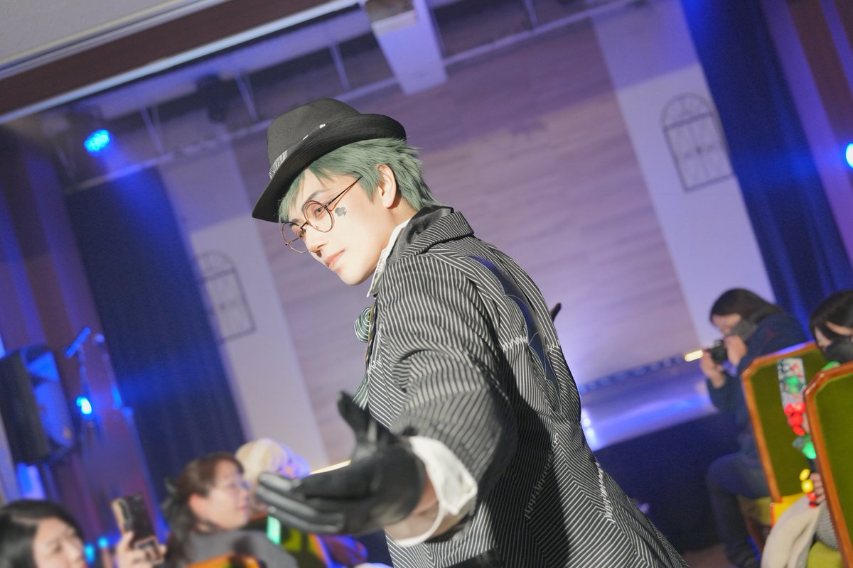 GU__ss__AN's tweet photo. ハロウィン🎃なトレクロで
躍ったり動いたりした時のやつ

背中に🦇入れてくださって
割も入っていて踊りやすい縫製 https://t.co/FaLdM9I11D