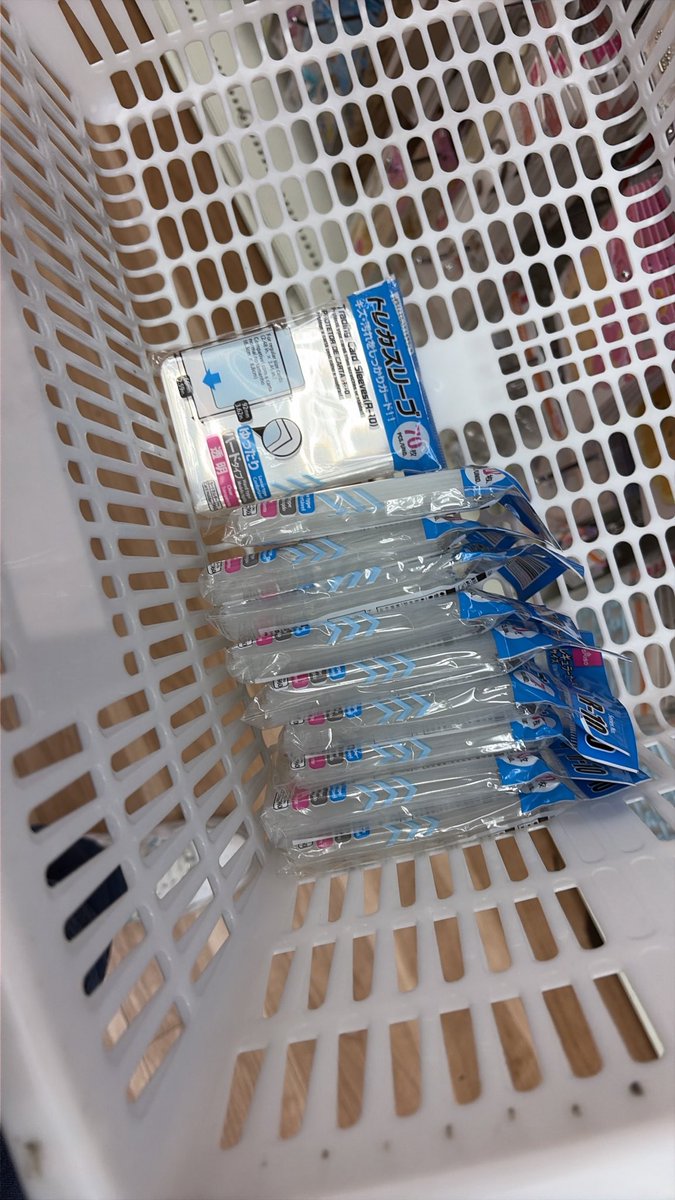 akaki1432's tweet photo. とりあえず、会場でトレカ買うだろうから、足りるかわからんが、スリーブ買っとく https://t.co/snOR0kUJcK