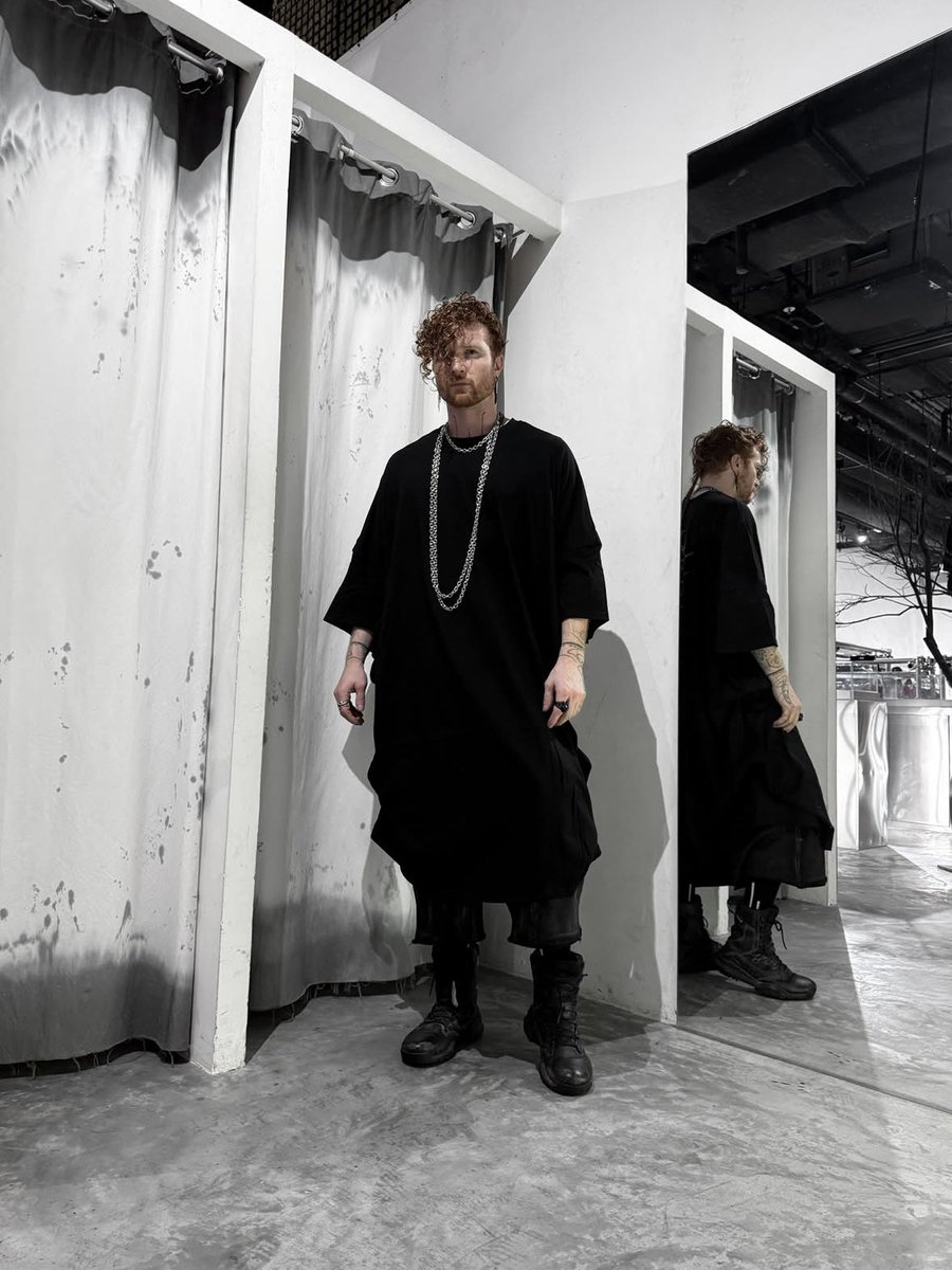 DEPRESSIONcomsg's tweet photo. @runcrywolf in DEPRESSION Vol. 10 — FRACTURE, ahead of his Singapore performance.

Wearing the Super Oversized Tee with our spinal motif.

Seen at DARK WAVE, Singapore.

#DEPRESSION #FRACTURE #RunCryWolf #DarkWaveSingapore https://t.co/Sj8olD1ZSF