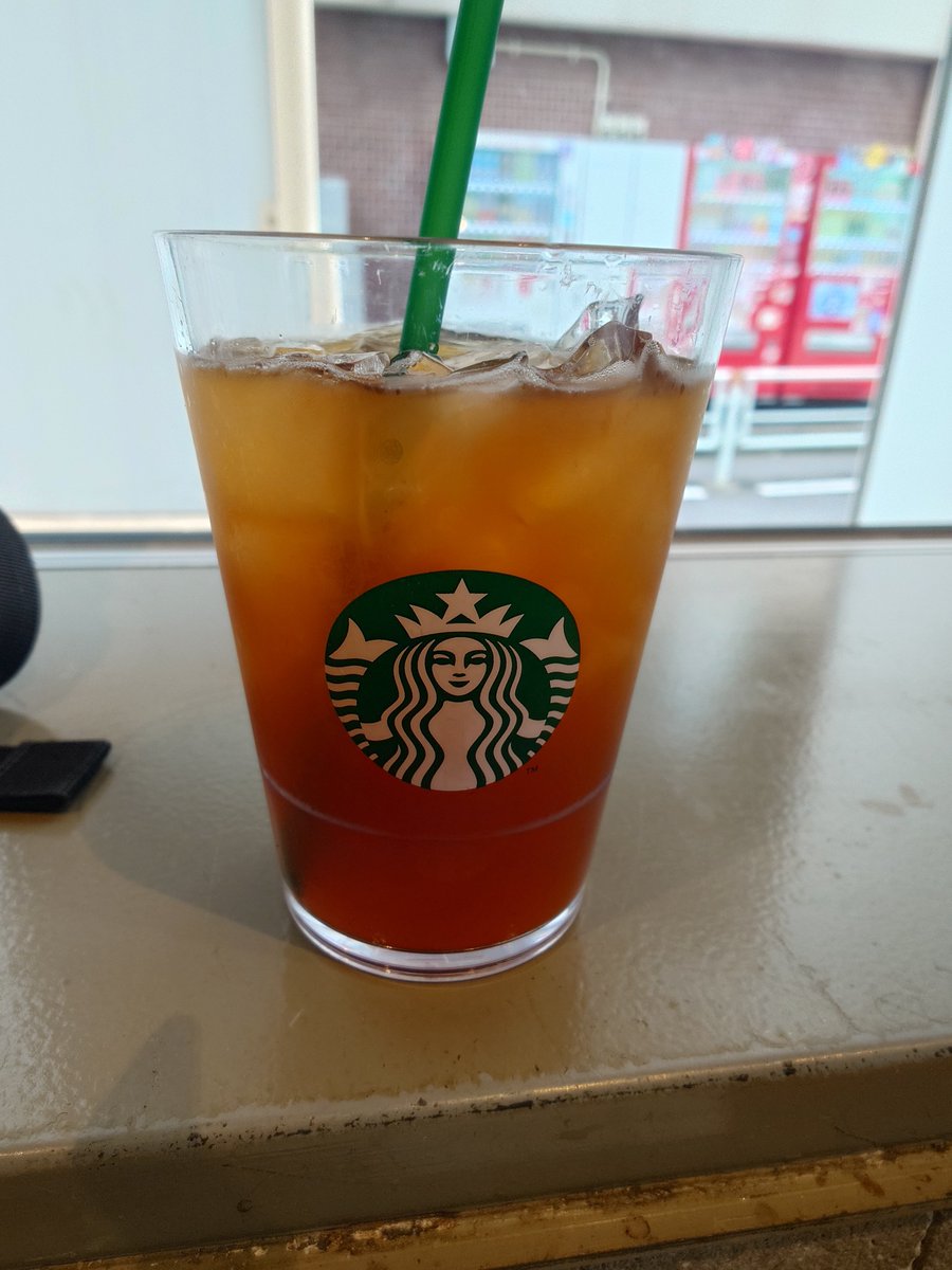 entama_date's tweet photo. 本番前のリラックスタイム。
最近スタバではクリアコーヒーしか飲んでない気がする……
そういや、他のとこでもブラック飲んでることが多くなったような？
伊達、大人になった！？ https://t.co/S42IWroYar