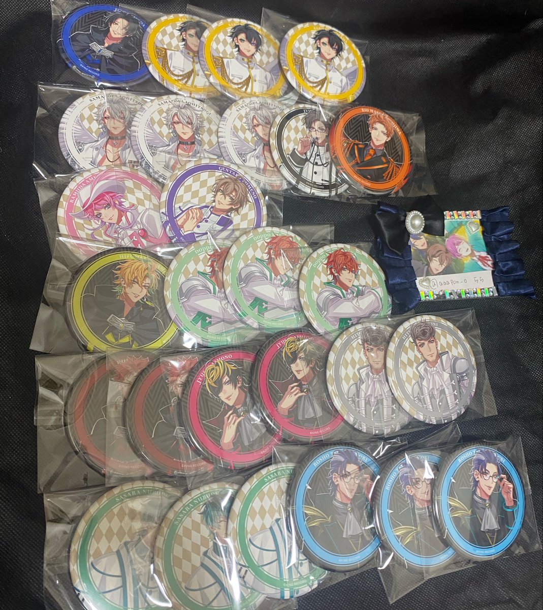aaapon_0's tweet photo. 【交換】ヒプノシスマイク ヒプマイ カフェ 9th 9周年 缶バッジ

譲→二郎1 三郎3 左馬刻3 銃兎1 理鶯1 乱数1 幻太郎1 一二三1 独歩3 空却2 十四2 獄2 簓3 盧笙3

求→帝統

纏めての方優先です。
郵送の場合、最短（月曜日）発送可能。
手渡しは大阪希望です。
検索からでも気軽にお声がけ下さい。 https://t.co/pog6hucCyJ