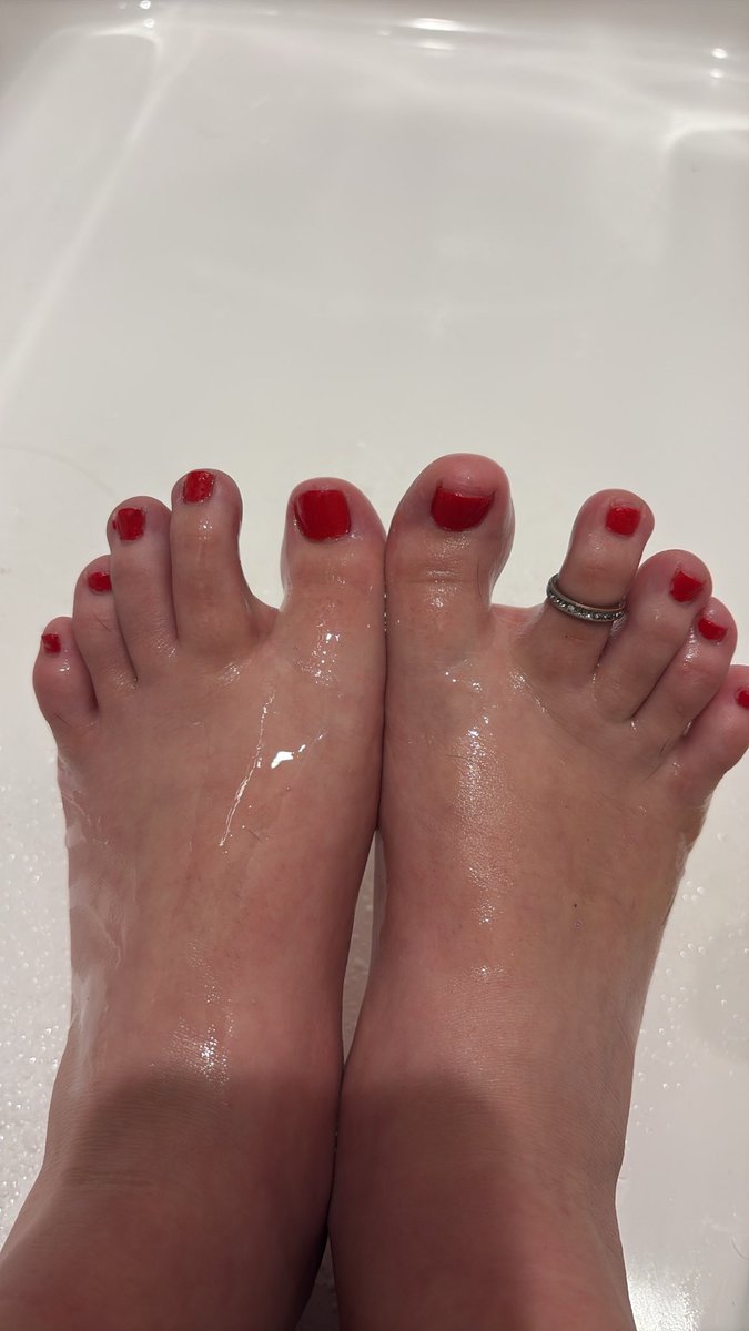 cutefeet556's tweet photo. Doing $25 video calls for 10 minutes putting oil on dm me https://t.co/sOnKmXlkpw