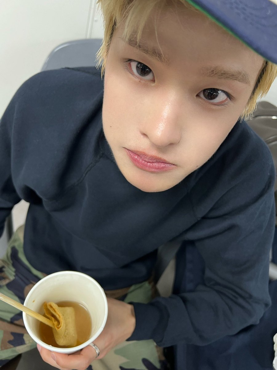 MarkedSohee's tweet photo. Kak.. Boleh aku pinjam rosblok di hpnya, kak? Tapi aku habisin jajananku dulu ya 🥺 https://t.co/ix0YwH8QNf