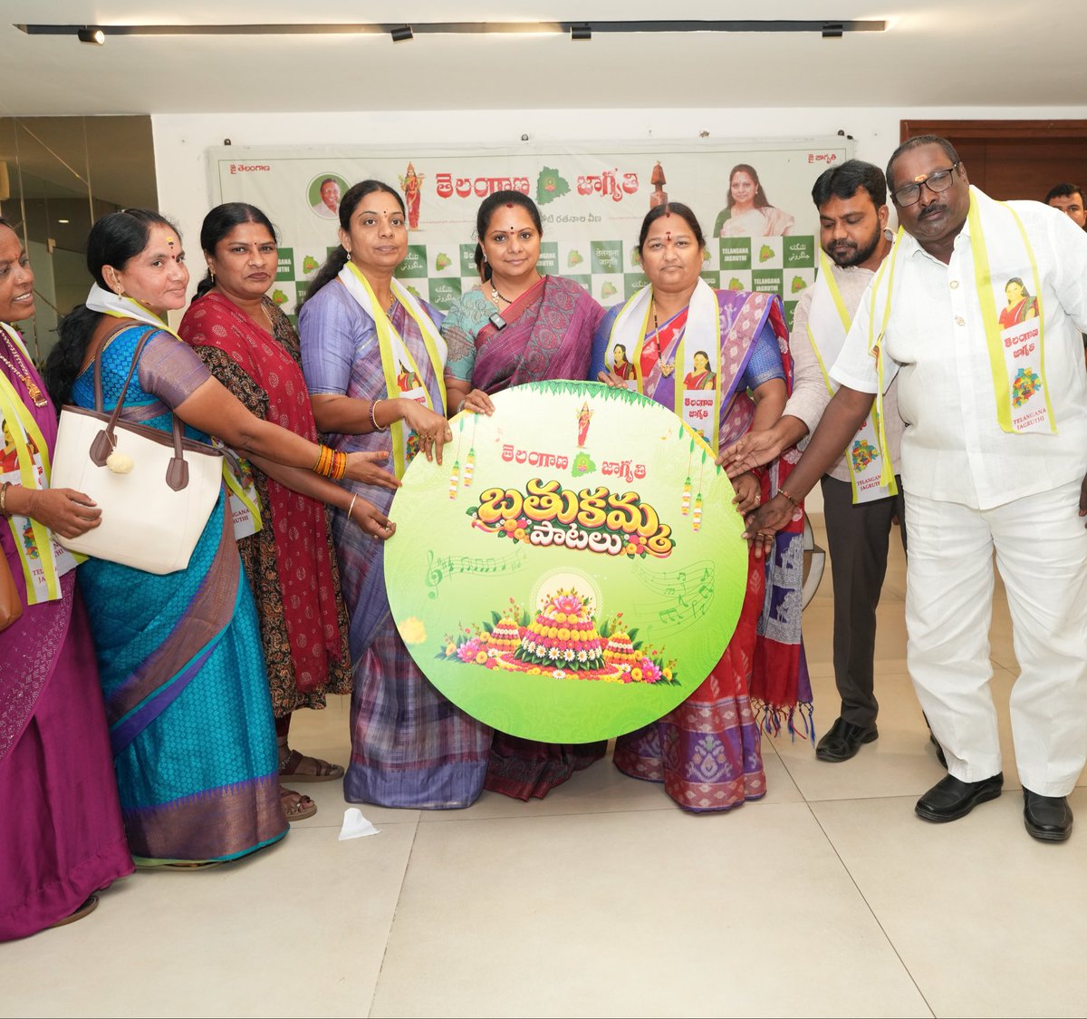 RaoKavitha's tweet photo. తెలంగాణ సంస్కృతికి చిరునామా మన బతుకమ్మ పండుగ. మట్టిని, పూలను, నీళ్లను, మన చుట్టూ ఉన్న ప్రకృతిని పూజించే విలక్షణమైన వేడుక ఇది. మన ఈ పండుగలో బతుకమ్మ పాటలది ప్రముఖ పాత్ర. 

అచ్చ తెలుగు నుడికారంతో సాగే ఈ పాటలు మహిళలు అప్పటికప్పుడు అల్లిన గొప్ప మౌఖిక సాహిత్యం. మన ఈ బతుకమ్మ పాటలను సహజమైన పద్ధతిలో రికార్డు చేసి ప్రతీ సంవత్సరం తెలంగాణ సమాజానికి ఆ చప్పట్ల పాటలను అందిస్తూ వస్తుంది తెలంగాణ జాగృతి. 

మన సంస్కృతి గొప్పతనాన్ని ప్రపంచానికి చాటిచెప్పే ఈ పాటలు ప్రతి ఇంటా, ప్రతి పల్లెలో మార్మోగాలని మనస్ఫూర్తిగా కోరుకుంటున్నాను. ప్రజా సంస్కృతి వర్ధిల్లాలి. 

Click the below link to listen & Download the songs 

https://t.co/SRTKHdituf