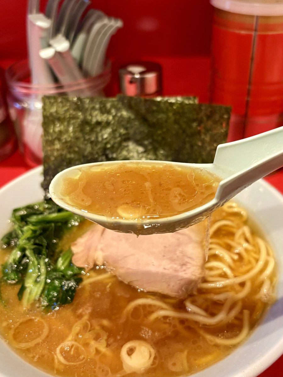 runnerDaibar's tweet photo. 「お気に入りの黄金家さん‼️…美味しい家系にブッ刺さりまくり😍✨」

黄金家（本店）／黄金町

並盛ラーメン（かため濃いめ）
目玉焼丼

少し粘度ある濃厚なスープ
強めの醤油感に
豚鶏の分厚い旨みと鶏油のコク
バランスが良くクセになる美味さ😋

もちもち中太麺は
風味もよくスープがよく絡む🍜

チャーシューは程よく肉感もあり
噛むと肉の旨みが溢れてくるやつ❤️

マストアイテムの目玉焼丼
カエシと卵黄が混じり合って最高🍳✨

大満足でご馳走さまでした🙏

4店舗展開の黄金家さん！！
本店・鴨居店・新町店・大口店、是非、食べに行ってみて👍

＃黄金家 ＃家系ラーメン ＃チャーシューメン ＃黄金町 ＃横浜ラーメン