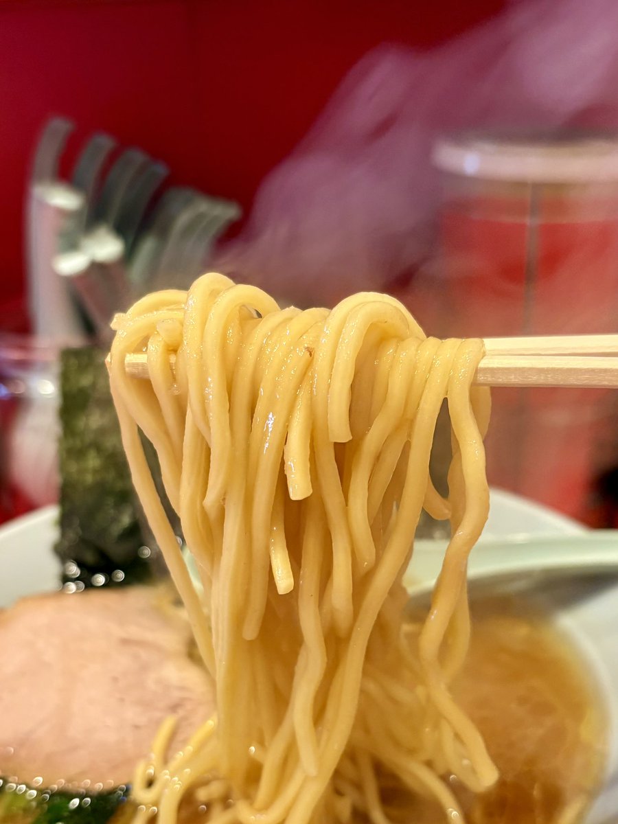 runnerDaibar's tweet photo. 「お気に入りの黄金家さん‼️…美味しい家系にブッ刺さりまくり😍✨」

黄金家（本店）／黄金町

並盛ラーメン（かため濃いめ）
目玉焼丼

少し粘度ある濃厚なスープ
強めの醤油感に
豚鶏の分厚い旨みと鶏油のコク
バランスが良くクセになる美味さ😋

もちもち中太麺は
風味もよくスープがよく絡む🍜

チャーシューは程よく肉感もあり
噛むと肉の旨みが溢れてくるやつ❤️

マストアイテムの目玉焼丼
カエシと卵黄が混じり合って最高🍳✨

大満足でご馳走さまでした🙏

4店舗展開の黄金家さん！！
本店・鴨居店・新町店・大口店、是非、食べに行ってみて👍

＃黄金家 ＃家系ラーメン ＃チャーシューメン ＃黄金町 ＃横浜ラーメン