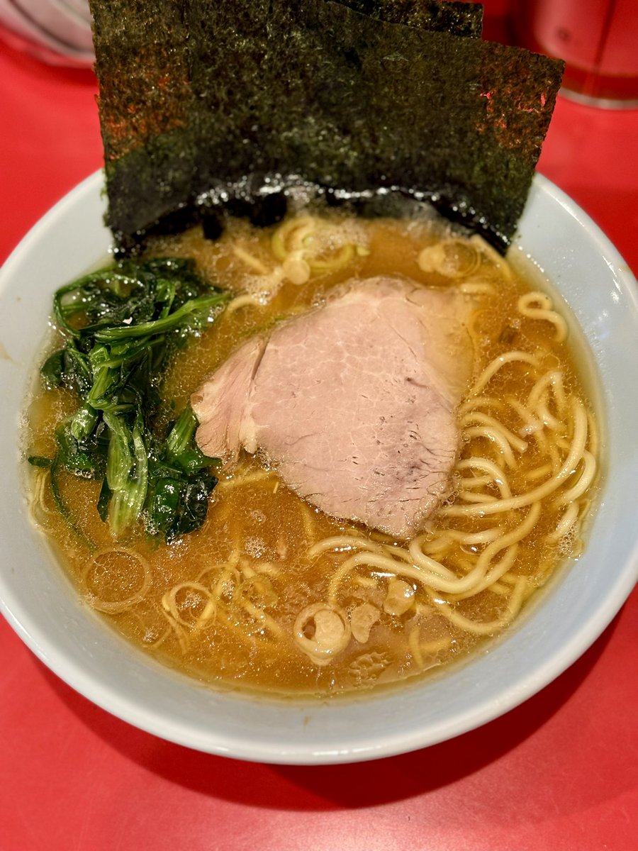runnerDaibar's tweet photo. 「お気に入りの黄金家さん‼️…美味しい家系にブッ刺さりまくり😍✨」

黄金家（本店）／黄金町

並盛ラーメン（かため濃いめ）
目玉焼丼

少し粘度ある濃厚なスープ
強めの醤油感に
豚鶏の分厚い旨みと鶏油のコク
バランスが良くクセになる美味さ😋

もちもち中太麺は
風味もよくスープがよく絡む🍜

チャーシューは程よく肉感もあり
噛むと肉の旨みが溢れてくるやつ❤️

マストアイテムの目玉焼丼
カエシと卵黄が混じり合って最高🍳✨

大満足でご馳走さまでした🙏

4店舗展開の黄金家さん！！
本店・鴨居店・新町店・大口店、是非、食べに行ってみて👍

＃黄金家 ＃家系ラーメン ＃チャーシューメン ＃黄金町 ＃横浜ラーメン