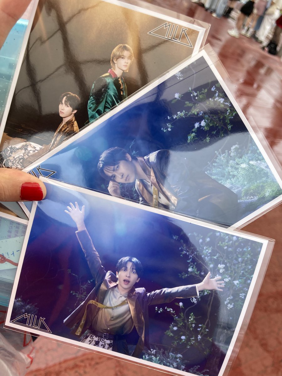 tom_rikko's tweet photo. @____O3O8u 初めまして、検索致します。
画像をお借りしました、こちらのピンクの丸をつけたものと、画像2枚目の吉田さん＆罪罰縦の生写真を交換頂くことは可能でしょうか？
現在会場におります。
ご検討よろしくお願い致します。 https://t.co/2jqjmX1BFj