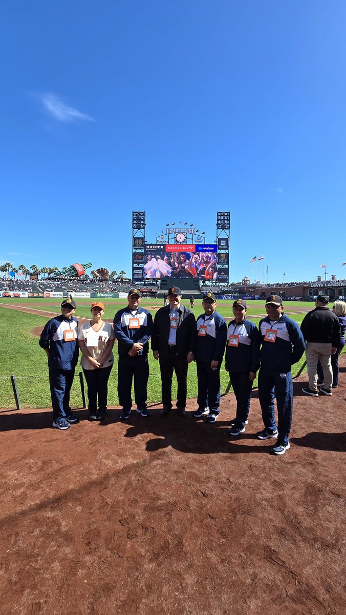 ConsulmexSFO's tweet photo. ⚾️🇲🇽 En #FiestaGigantes, celebrada hoy en Oracle Park durante el juego entre @SFGiants y @Dodgers, el Capitán de Navío José Díaz Castillo, comandante del #VeleroCuauhtémoc de @SEMAR_mx, lanzó la primera bola honoraria. ¡Muchas felicidades! 👏⚓️ @MarcoAMena https://t.co/Edf7rn91TF