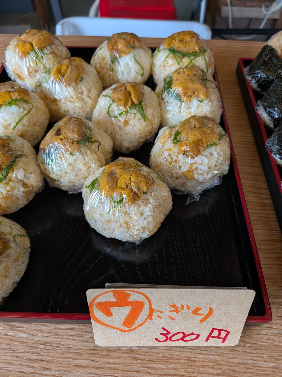michi_joubon's tweet photo. 今日は雄勝産の贅沢なウニを使った「ウニぎり」が登場🍙旨味たっぷりのホタテや銀鮭おにぎり、香ばしいホヤ串やイカ焼きも勢ぞろい！ドライブの合間に石巻の海の幸を堪能しよう絶品グルメを満喫しに、ぜひ遊びに来てね✨
#上品の郷 #青木水産 #道の駅グルメ https://t.co/gwnivt87lo