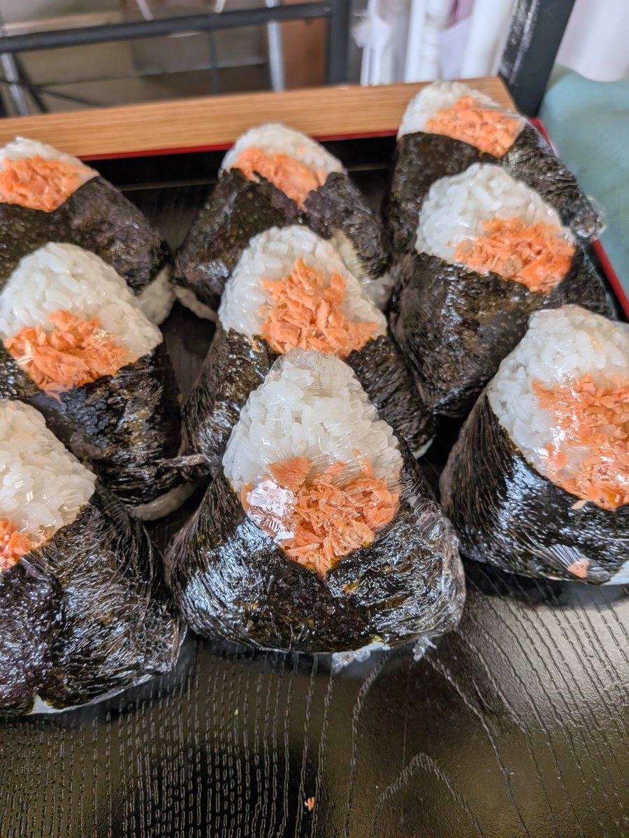 michi_joubon's tweet photo. 今日は雄勝産の贅沢なウニを使った「ウニぎり」が登場🍙旨味たっぷりのホタテや銀鮭おにぎり、香ばしいホヤ串やイカ焼きも勢ぞろい！ドライブの合間に石巻の海の幸を堪能しよう絶品グルメを満喫しに、ぜひ遊びに来てね✨
#上品の郷 #青木水産 #道の駅グルメ https://t.co/gwnivt87lo