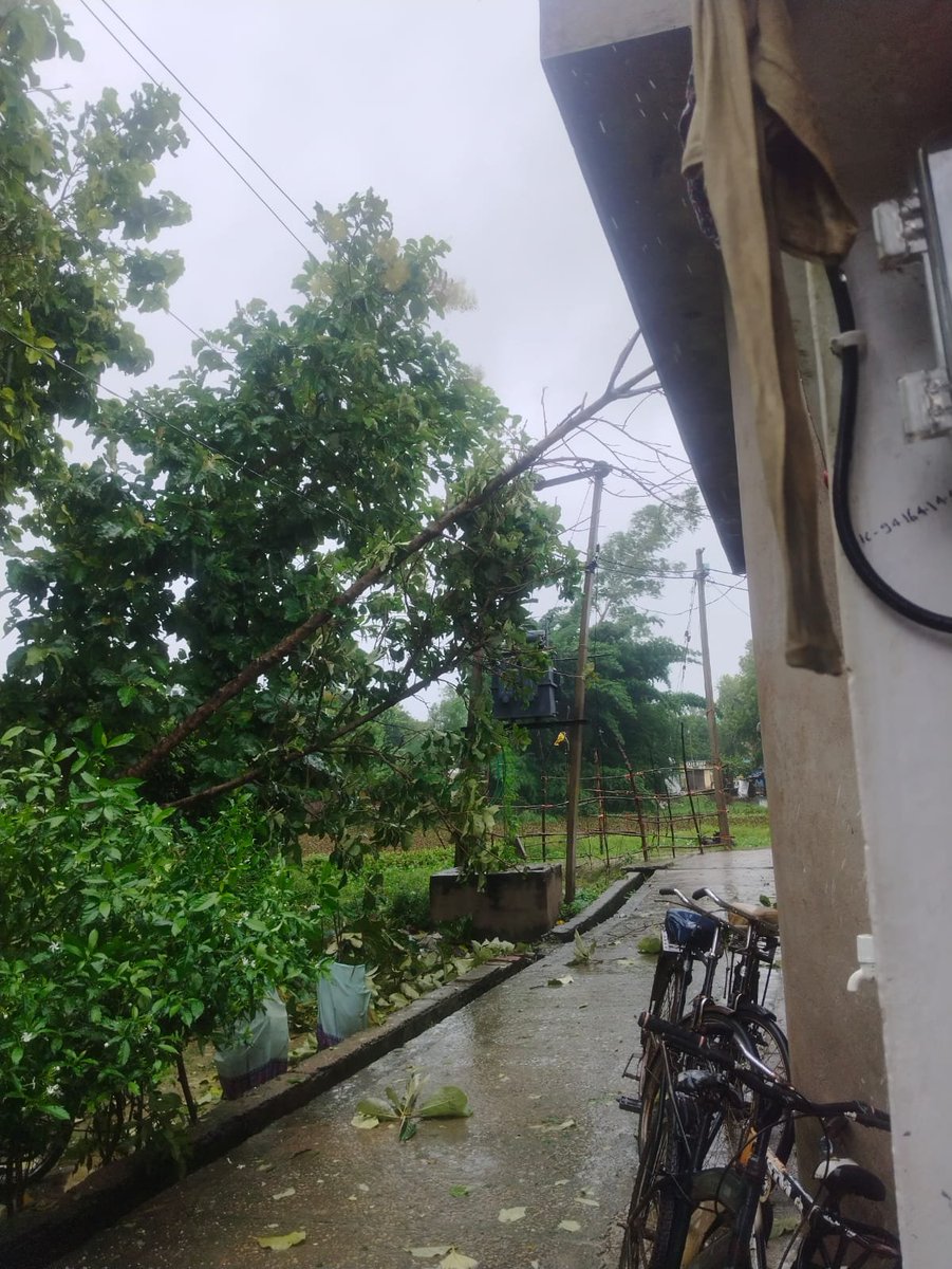 mvvnlAyodhya's tweet photo. वर्टिकल अयोध्या धाम क्षेत्रांतर्गत विभिन्न स्थानों पर तेज आंधी में क्षतिग्रस्त खंभों व लाइनो पर मेंटेनेंस का कार्य किया जा रहा है।
@aksharmaBharat
@EMofficeUP
@ChiefSecyUP
@UPPCLLKO
@UppclChairman
@MVVNLHQ
@ChiefAyodhya
#shutdown
#breakdown https://t.co/1HtL97Xpkn