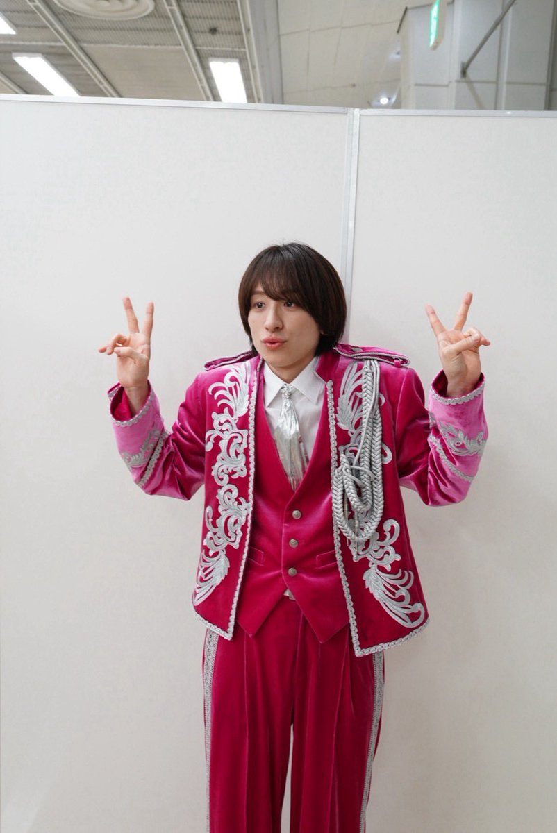 tsubasa_matsuri's tweet photo. こんにちは〜☀️

昨日は個別特典会ありがとうございました♪

みんなが喜んで帰っていく姿を見ていると、実は僕たち自身が一番パワーをもらってるんじゃないかなって、本気で思います😌❣️

『一生の思い出です』
『宝物になりました』

その他にも、たくさんの嬉しい言葉をかけてもらえて、

「あ〜、本当にアイドルになれてよかった」って、心の底から叫びたくなります。笑

だから僕たちからのお返しは、
これからもずっとずっと歌い続けて、
でっかいステージで夢を叶える瞬間を、
みんなにたくさん見てもらうことだと思っています♪

いつも本当にありがとう^ ^

今日は早起きして、あるところへ向かってます！

詳しいことはまだ言えないけど、
頑張ってくるねー❤️‍🔥