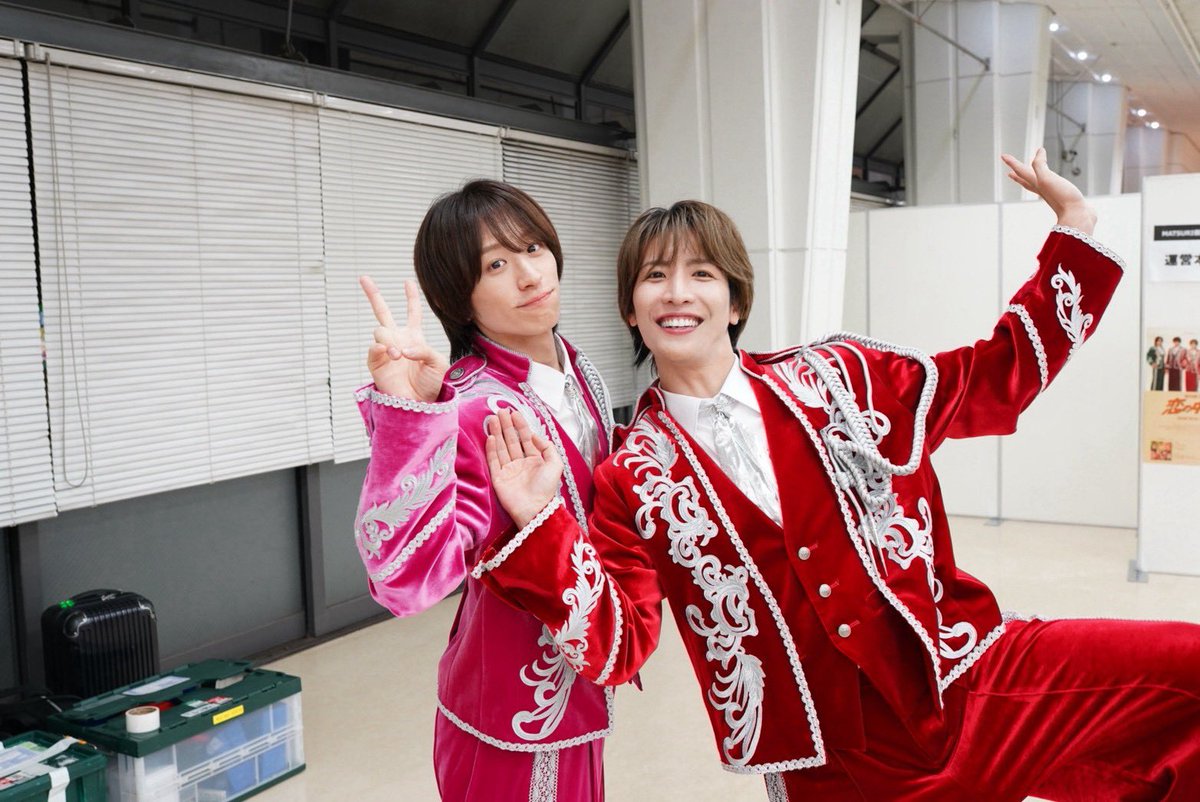 tsubasa_matsuri's tweet photo. こんにちは〜☀️

昨日は個別特典会ありがとうございました♪

みんなが喜んで帰っていく姿を見ていると、実は僕たち自身が一番パワーをもらってるんじゃないかなって、本気で思います😌❣️

『一生の思い出です』
『宝物になりました』

その他にも、たくさんの嬉しい言葉をかけてもらえて、

「あ〜、本当にアイドルになれてよかった」って、心の底から叫びたくなります。笑

だから僕たちからのお返しは、
これからもずっとずっと歌い続けて、
でっかいステージで夢を叶える瞬間を、
みんなにたくさん見てもらうことだと思っています♪

いつも本当にありがとう^ ^

今日は早起きして、あるところへ向かってます！

詳しいことはまだ言えないけど、
頑張ってくるねー❤️‍🔥
