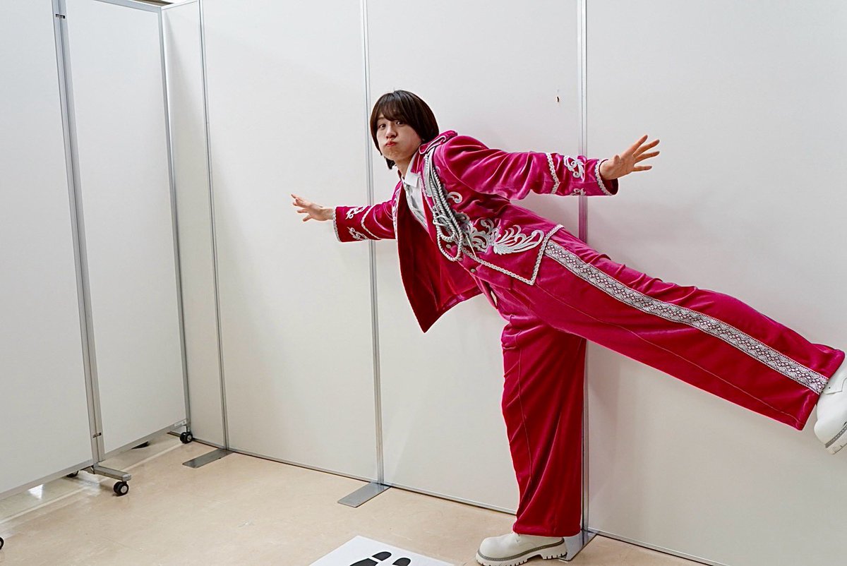 tsubasa_matsuri's tweet photo. こんにちは〜☀️

昨日は個別特典会ありがとうございました♪

みんなが喜んで帰っていく姿を見ていると、実は僕たち自身が一番パワーをもらってるんじゃないかなって、本気で思います😌❣️

『一生の思い出です』
『宝物になりました』

その他にも、たくさんの嬉しい言葉をかけてもらえて、

「あ〜、本当にアイドルになれてよかった」って、心の底から叫びたくなります。笑

だから僕たちからのお返しは、
これからもずっとずっと歌い続けて、
でっかいステージで夢を叶える瞬間を、
みんなにたくさん見てもらうことだと思っています♪

いつも本当にありがとう^ ^

今日は早起きして、あるところへ向かってます！

詳しいことはまだ言えないけど、
頑張ってくるねー❤️‍🔥