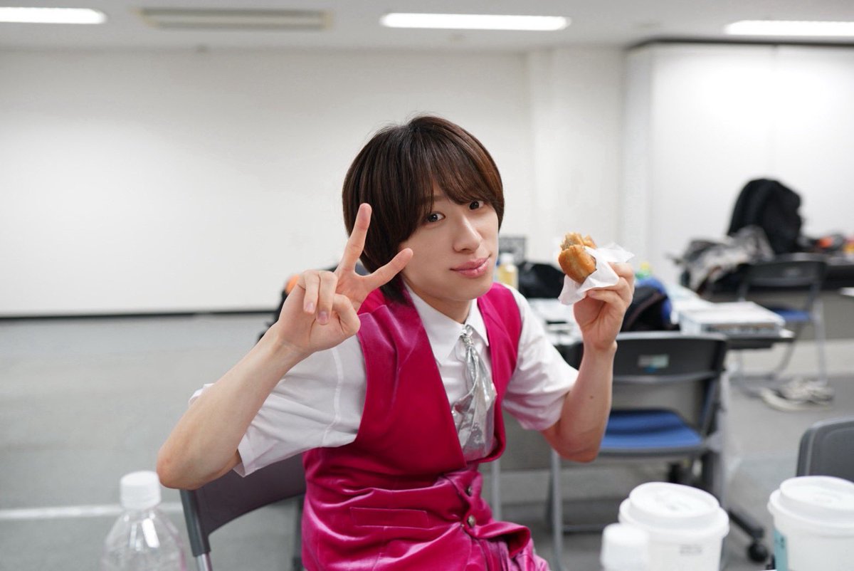 tsubasa_matsuri's tweet photo. こんにちは〜☀️

昨日は個別特典会ありがとうございました♪

みんなが喜んで帰っていく姿を見ていると、実は僕たち自身が一番パワーをもらってるんじゃないかなって、本気で思います😌❣️

『一生の思い出です』
『宝物になりました』

その他にも、たくさんの嬉しい言葉をかけてもらえて、

「あ〜、本当にアイドルになれてよかった」って、心の底から叫びたくなります。笑

だから僕たちからのお返しは、
これからもずっとずっと歌い続けて、
でっかいステージで夢を叶える瞬間を、
みんなにたくさん見てもらうことだと思っています♪

いつも本当にありがとう^ ^

今日は早起きして、あるところへ向かってます！

詳しいことはまだ言えないけど、
頑張ってくるねー❤️‍🔥