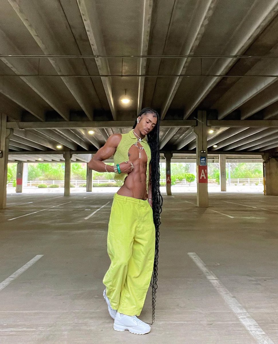 clebersoniki's tweet photo. Reflecting on my latest outfit. ✨🧚🏾🌱🐛 https://t.co/zxNO1EvJW2