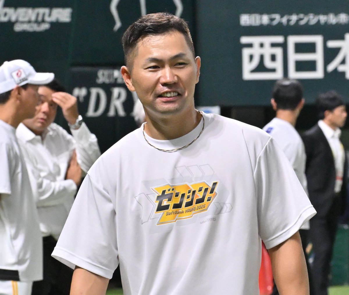 nishispo_hawks's tweet photo. 「こんな試合、一生に1度しかない」

引退試合の中村晃選手、最初で最後の自分のための一戦　

オリックス・岩嵜翔選手を登録、最後の同期対決へ 

▼記事はこちら▼#sbhawks
https://t.co/3ULzHNZ2xI https://t.co/02JqRHkIAh