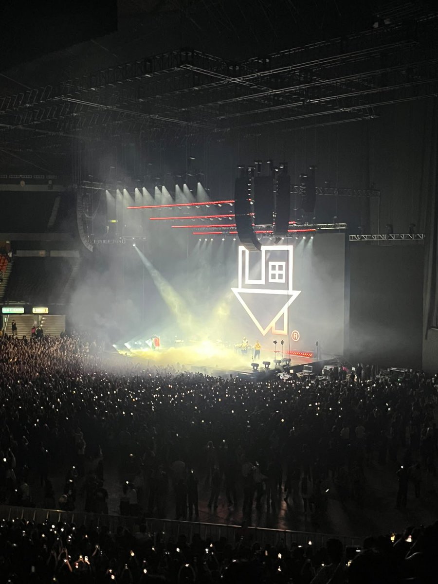 elaameow's tweet photo. Fue la mejor noche de mi vida, ojalá volver a verlos
#thenbhd 💗☹️ https://t.co/47lt94nh7k