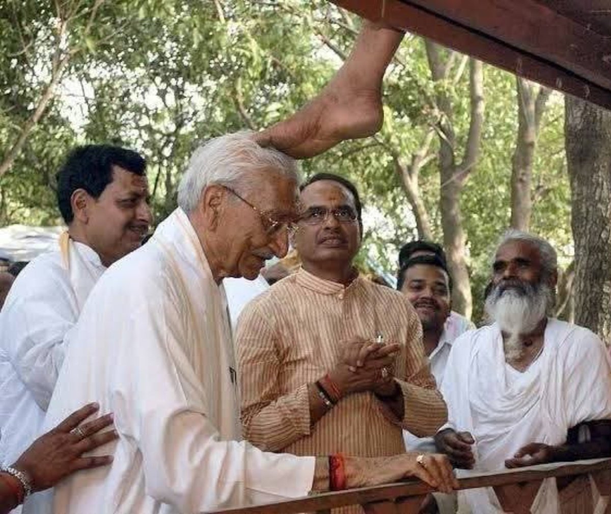 MuditUpdates's tweet photo. एक बार किसी ने योगीराज देवरहा बाबा जी से पूछा मन्दिर कौन बनवाएगा, देवरहा बाबा ने अशोक सिंघल जी को दिखा कर कहा, यही बनवाएंगे। 

हिन्दू हृदय सम्राट श्री अशोक सिंघल जी की जन्म शताब्दी पर शत-शत नमन

@MuditUpdates https://t.co/w5iffregIe