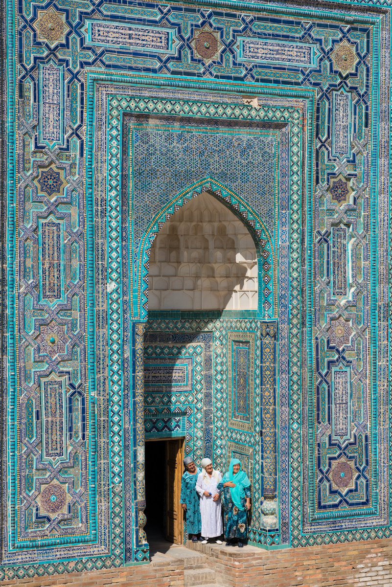 Ertugrul_Ocagi's tweet photo. Mehmed Ma’sûm hazretlerinin binlerce halifesi ve on binlerce de talebesi vardı. Bu halifelerinden biri de Rükneddin Han idi. Han vali demektir. 
Bir gün Mehmed Ma’sûm hazretleri Rükneddin Hanı ziyarete gidiyor. O esnada talebelerle sohbet ediyorlar. Mehmed Ma’sûm hazretleri gelince, Rükneddin Han sohbeti kesiyor, saygıyla ayağa kalkıp yer gösteriyor. O mubârek de bağdaş kurup oturuyor. Mehmed Ma’sûm hazretleri diyor ki, sizi çok neşeli görüyorum, benden evvel ne konuşuyordunuz? Birbirimizin yaşımızı soruyorduk. Rükneddin Han’a; (Peki sen kaç yaşındasın?) buyuruyor. Efendim, (Bendeniz 3 yaşındayım). Tabii herkes anlıyor, ama sebebini i’tiraf ettirmek istiyor. (Niçin 3 yaşındayım dediniz?) (Efendim, sizi tanımadan evvelki hayatım sıfırdı. Onu ben hayattan kabul etmiyorum. Çünki kalb yoktu, ibadetler eksikti, o yoktu, bu yoktu. Sizi tanıdıktan sonra dünyaya geldiğimi kabul ederek, onu yaşım olarak kabul ettim) diye i’tirafta bulunuyor.