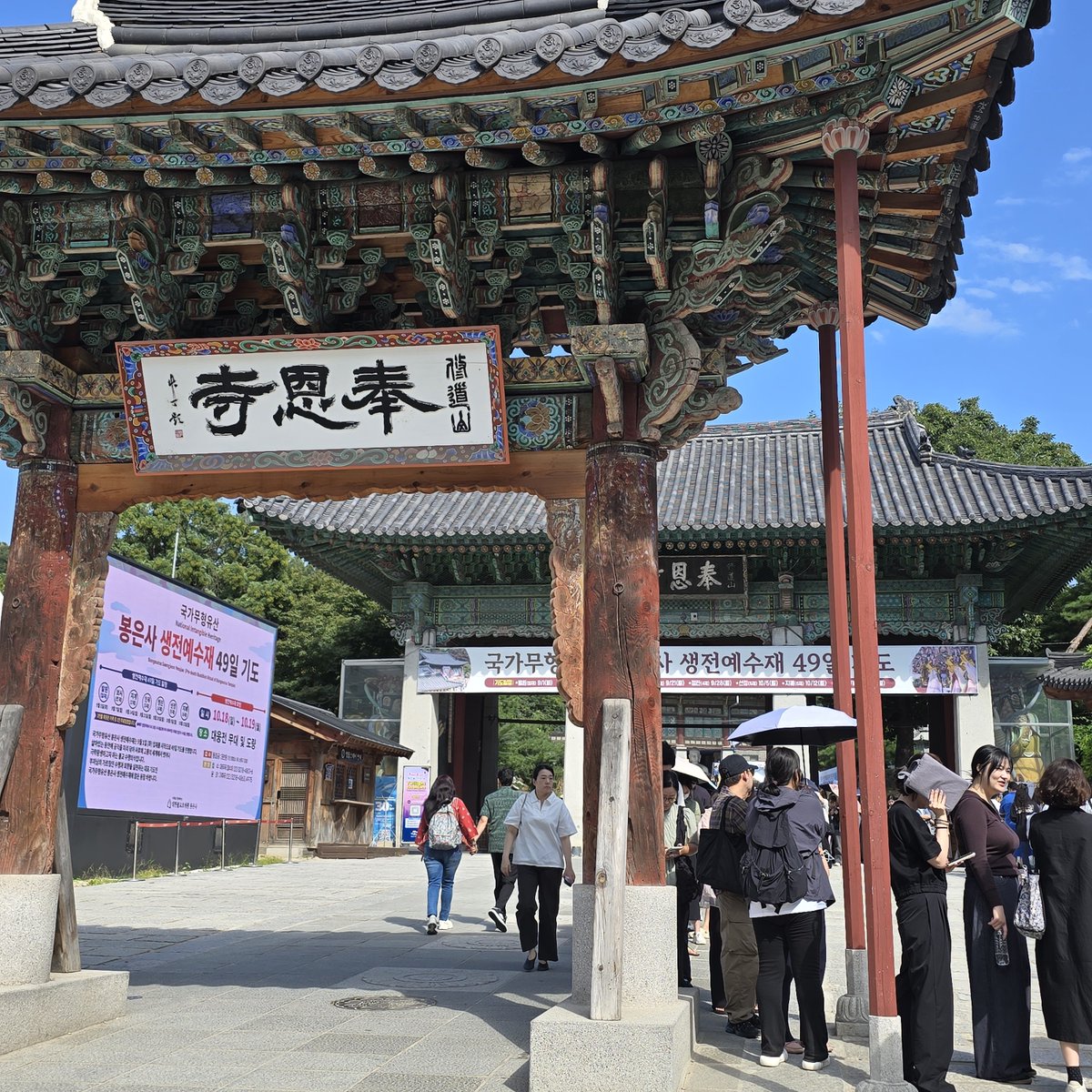 kogane0201's tweet photo. フォロワーさんで
韓国　報恩寺のパールブレスレット
（ドンヘとお揃い。昨日もしてた？）
Mサイズ１つあります。
購入した日のレートは画像の2,865円ですが、お譲り条件は以下の通りとしたいと思います。
2,500円＋銀テ（ウネ各１本）
条件会う方いらっしゃいましたらDMにてご連絡ください。🙇‍♀️ https://t.co/yrx9g6d6wA
