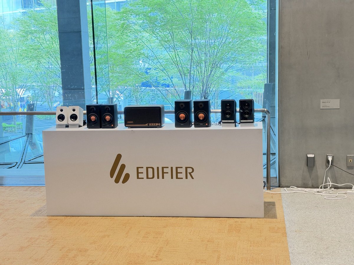 EdifierJapan's tweet photo. 山﨑賢人ファンミーティング会場準備の様子をお届けします。📷

会場では山﨑賢人さんCMに登場する新イヤホン「Comfo Bass Pro」も展示✨

特別な一日、もうすぐ始まります。
 
#山﨑賢人 #EDIFIER #ComfoBassPro 
#私たちは共鳴するEDIFIER https://t.co/AaV2u05kNc