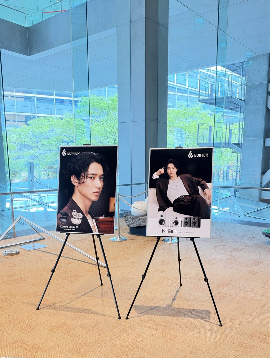 EdifierJapan's tweet photo. 山﨑賢人ファンミーティング会場準備の様子をお届けします。📷

会場では山﨑賢人さんCMに登場する新イヤホン「Comfo Bass Pro」も展示✨

特別な一日、もうすぐ始まります。
 
#山﨑賢人 #EDIFIER #ComfoBassPro 
#私たちは共鳴するEDIFIER https://t.co/AaV2u05kNc