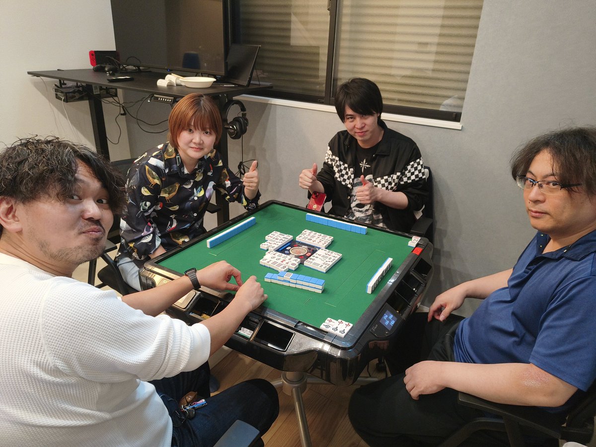 gekidanAYS's tweet photo. 先日は #AYS大神 のメンバーと集まる機会がありました。
公演から約1ヶ月ほど過ぎましたが、みんな元気そうで良かったです☺
太田ちゃんも忙しい中駆けつけてくれて、約束していた麻雀をやるメンバーも！🀄
貴重な体験をさせてくれた太田ちゃん、ありがとうございました！ https://t.co/jMEz3CoYbh