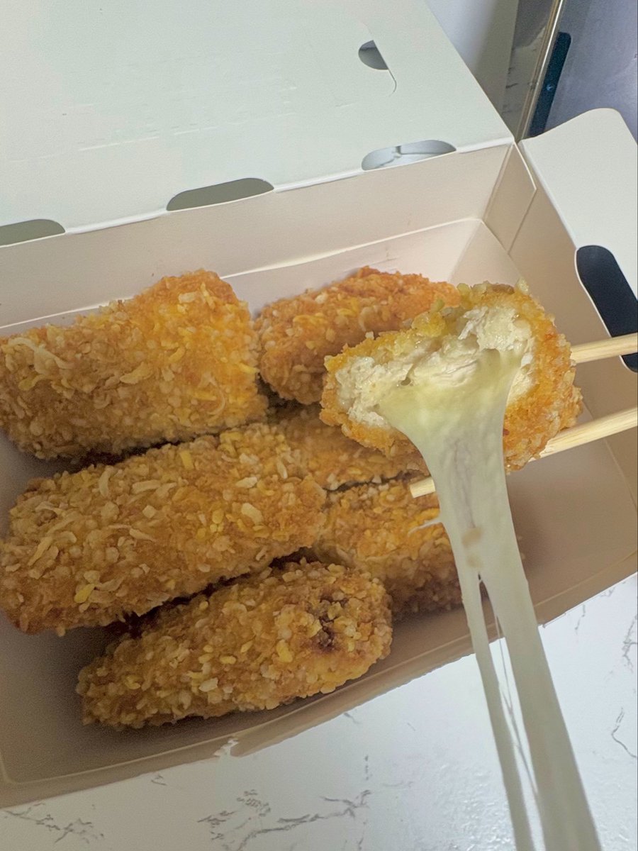 unn_o01's tweet photo. 콰삭모짜킹 생각보다 맛있당（＾ν＾）

혼자 절때 못먹음!!!!
아라비아따딥 소스가 진짜 맛있어요 
꼭먹어봐 다들 https://t.co/0QL4VV5USX