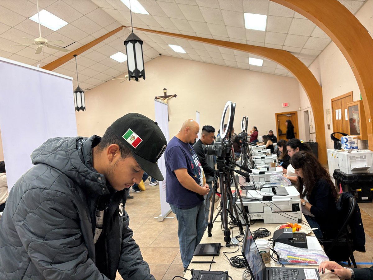 ConsulmexSFO's tweet photo. .@ConsulmexSFO llevó hoy servicios de documentación a #Cloverdale, de importante presencia mexicana en la industria vitivinícola 🍷🍇🇲🇽🇺🇸
Gracias la parroquia de San Pedro por acoger este Consulado Móvil en apoyo a nuestra comunidad. https://t.co/I58l4O6PId