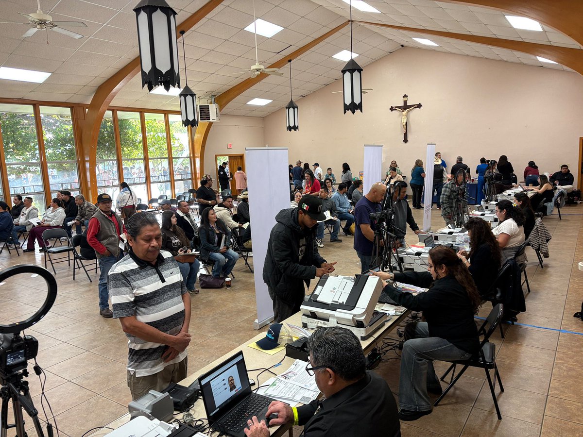 ConsulmexSFO's tweet photo. .@ConsulmexSFO llevó hoy servicios de documentación a #Cloverdale, de importante presencia mexicana en la industria vitivinícola 🍷🍇🇲🇽🇺🇸
Gracias la parroquia de San Pedro por acoger este Consulado Móvil en apoyo a nuestra comunidad. https://t.co/I58l4O6PId