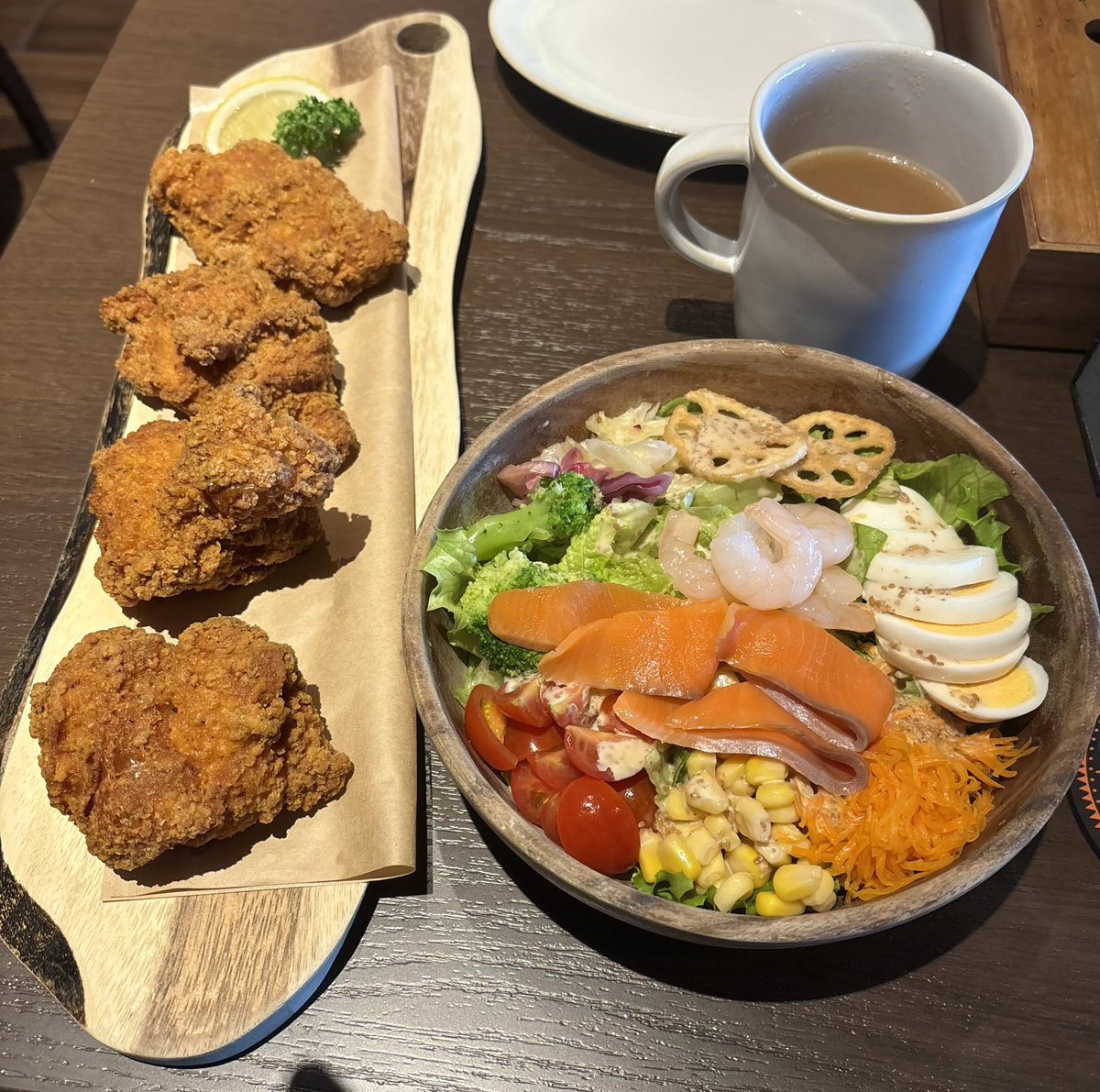 Ayase_AKB's tweet photo. コースターアクリル製で可愛い！
縦皿で来るフライドチキン初めて見た

#Kアリーナ横浜
#BAYDECK
#AKBサンコンコン https://t.co/wkVUSoXKz4