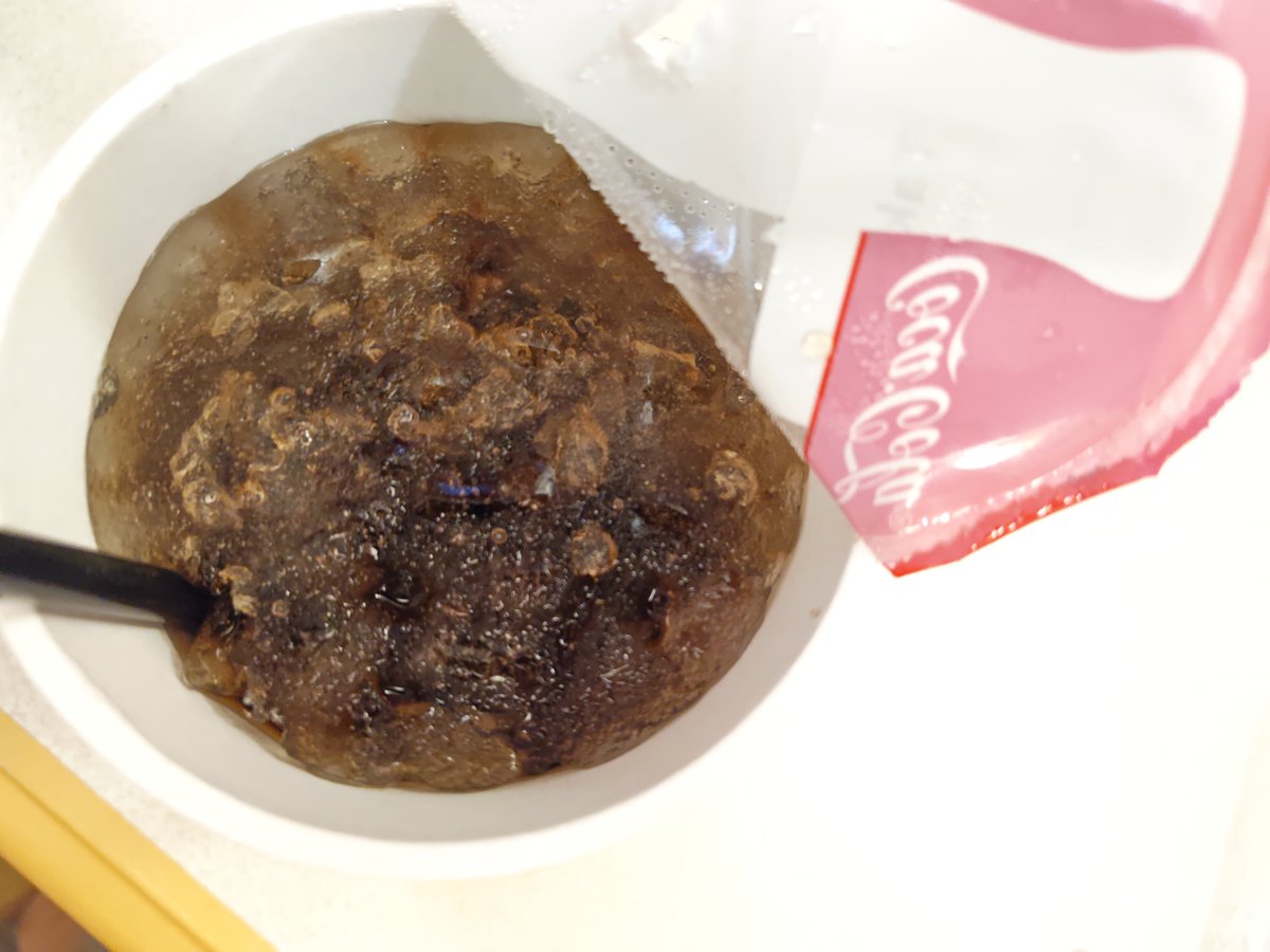 tt_tomaton's tweet photo. 昨晩バーガーキングでセットのコーラ持ち帰ってホテルの冷蔵庫入れてたけど
今見たらストロー刺さらず
よく見てみたら表面凍ってたがそういうもんなのか？
なんなら氷溶けてると思ってた https://t.co/n0lHsPFIsi
