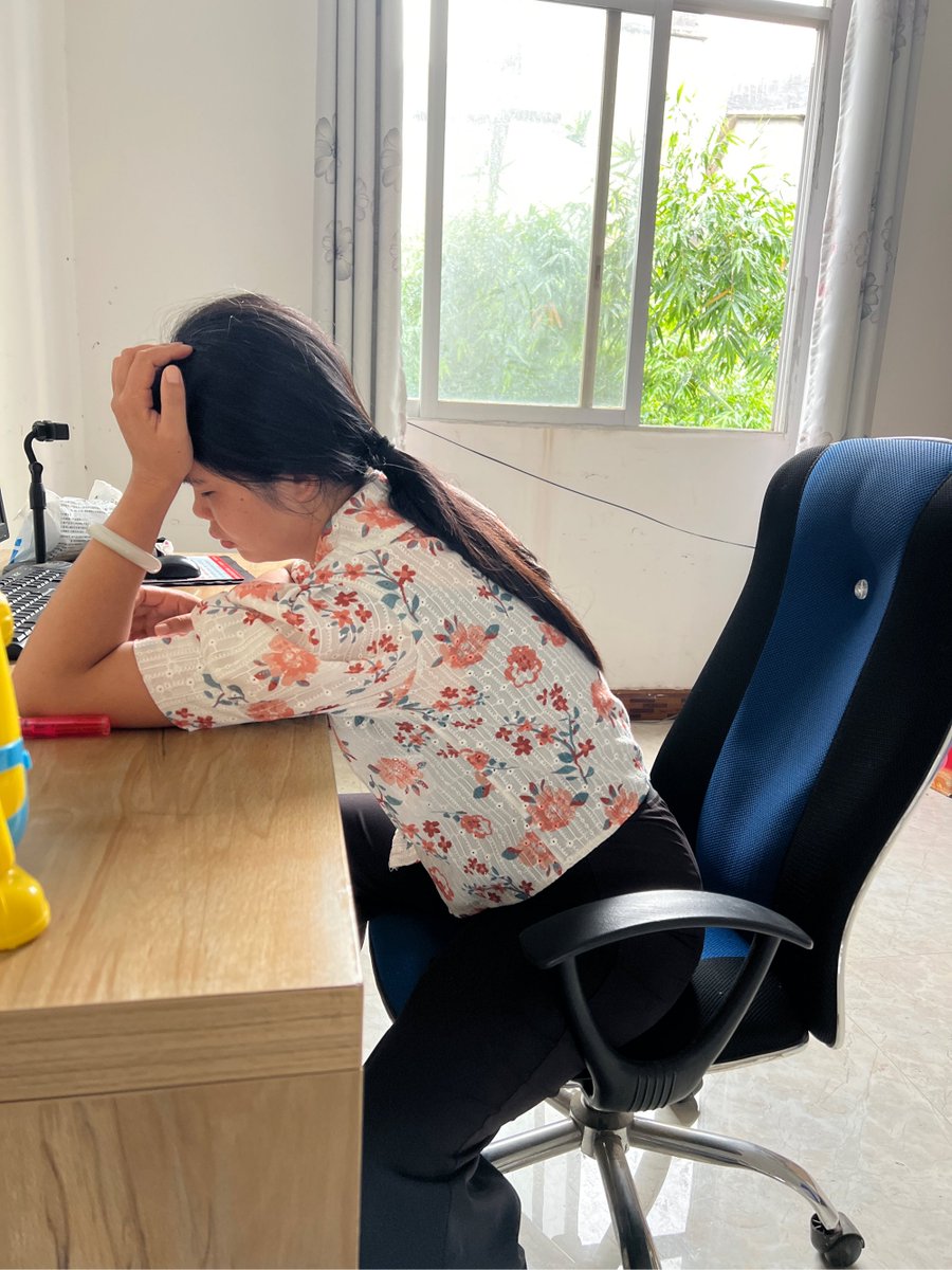 DustinReicgu's tweet photo. Mid-work slump = desk nap + hidden snack stash = 10/10 productivity (don’t tell my boss) https://t.co/nPJ0nsFctI