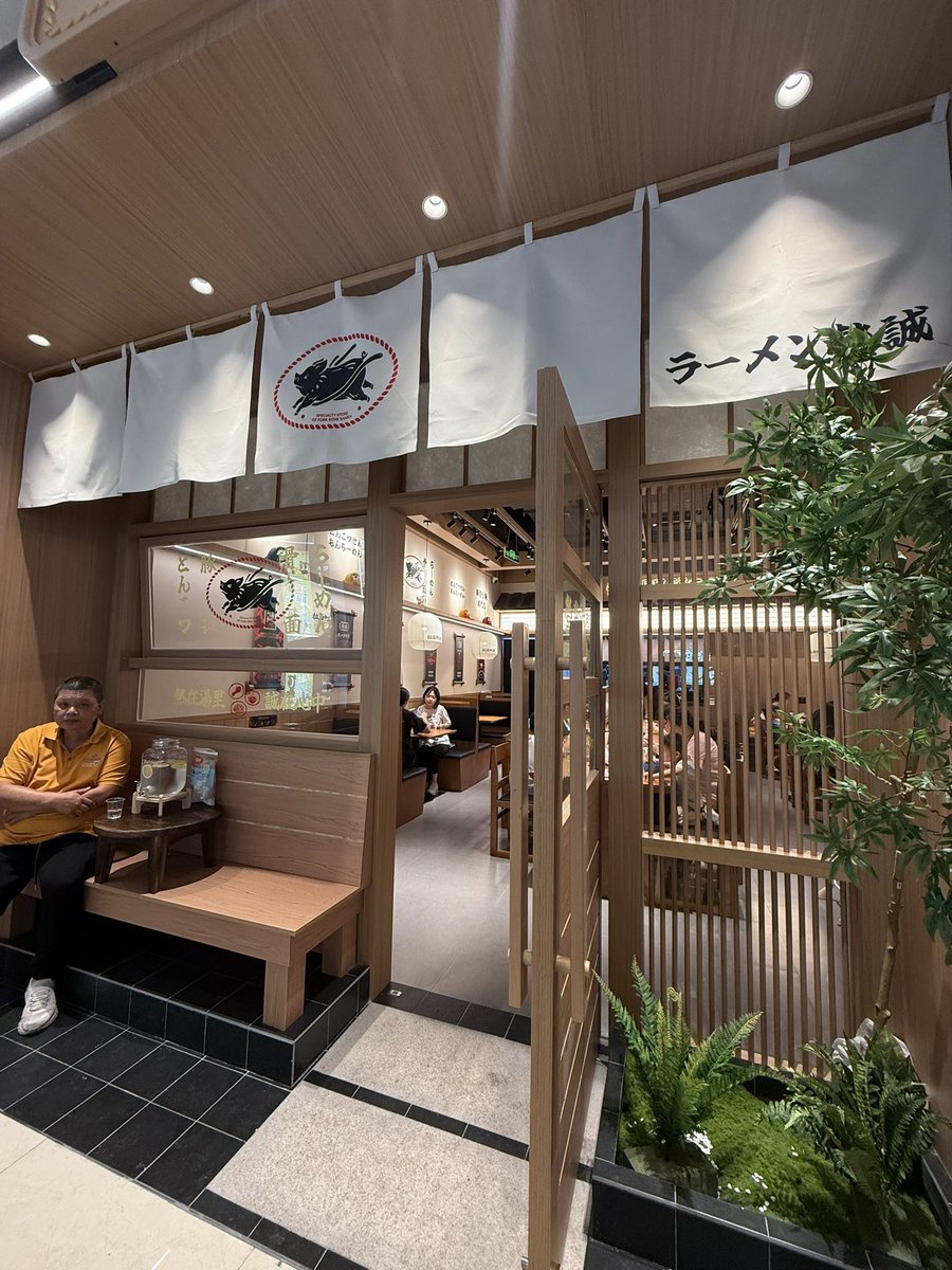 DevchanRamen's tweet photo. ZEAL RAMEN(拉麺熱誠)@中国佛山
昨日無事にオープン。
商品開発だけの予定が
店舗立ち上げの指導まで。
日本人に教えるのとは訳が違う。
相当大変でしたが立ち上げは慣れてるので
なんとかなりました。

南海万科広場という
大きなショッピングモ��ル内の
好立地なのでお客さんひっきりなしです。 https://t.co/wx2iKsLFvZ