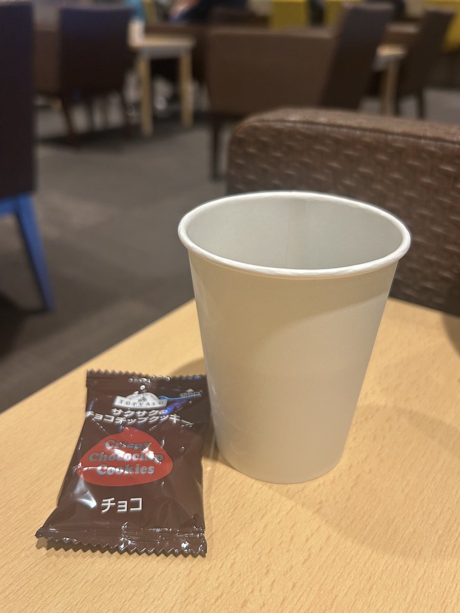keiyo201's tweet photo. イオンモール船橋のラウンジで休憩^ ^幕張新都心でも以前配布してたチョコ��ップクッキー🍪2種から選べる^o^  #イオンモール船橋 https://t.co/PBervGXXkd