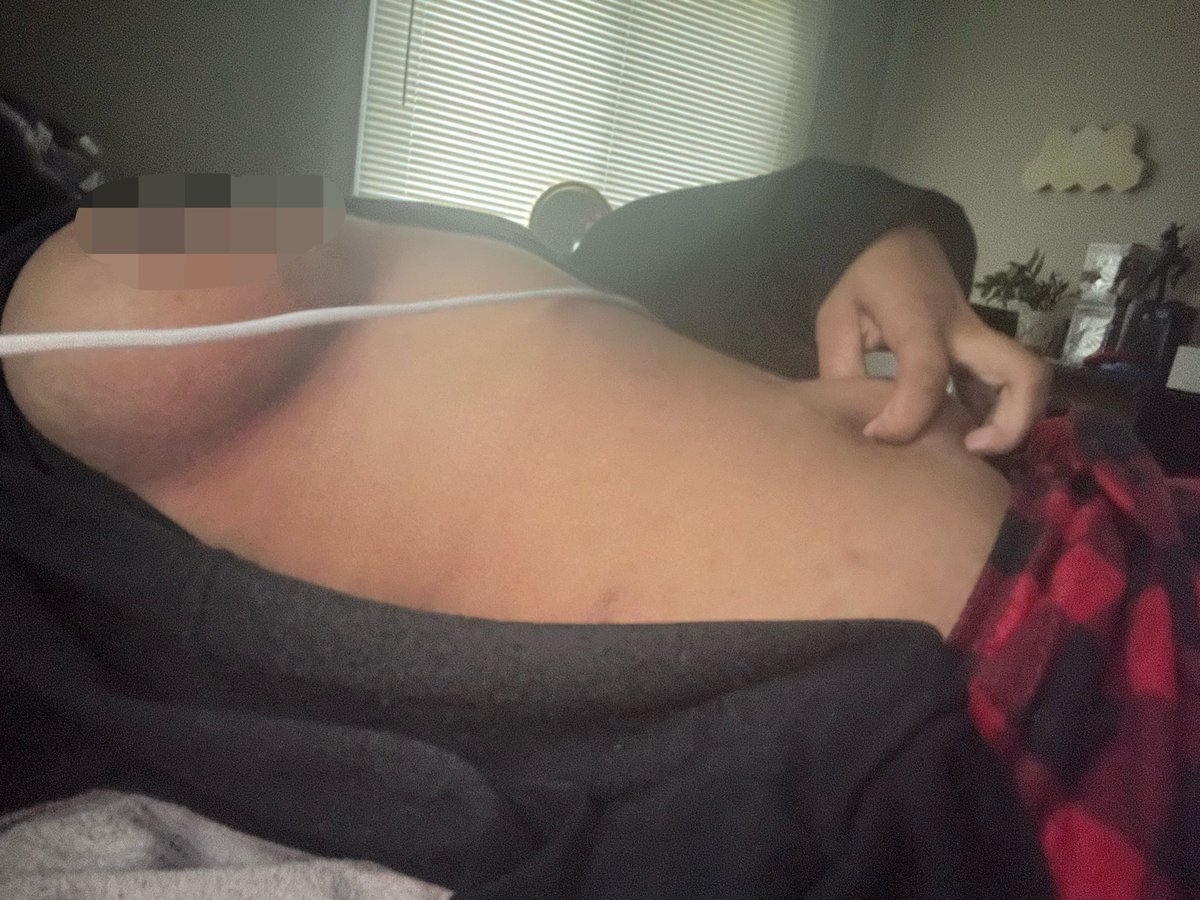 maxmaylive's tweet photo. The first pic makes my boobs look small #infuriated https://t.co/s02M5d1Aeo