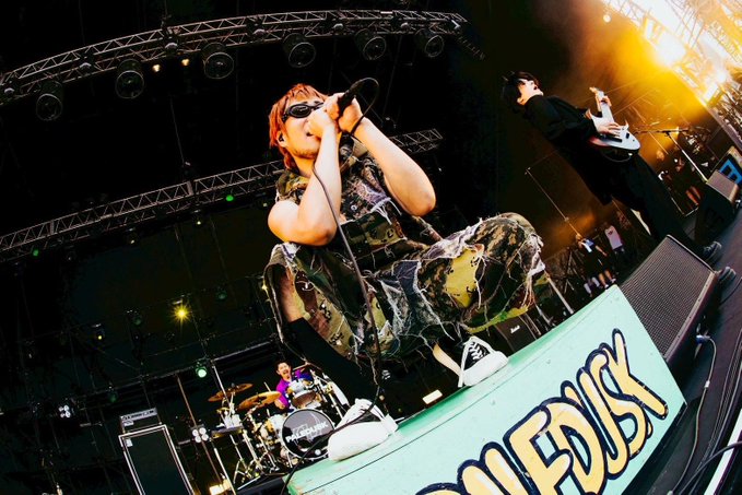 VotesPop43131's tweet photo. 【1CHANCE FESTIVAL 2026】出演アーティスト

＼ Paledusk ／
📅 9.27(日)
1CHANCE FESTIVAL 2026のPaledusk！カオスで圧倒的な重低音と超絶サウンドで会場中を大熱狂させた最高にクレイジーなステージでした！

👀視聴方法はこちら
🔗https://t.co/UK0WeKFYoO

#Paledusk #WANIMA #ワンチャンフェス https://t.co/nSVrmxmwpz