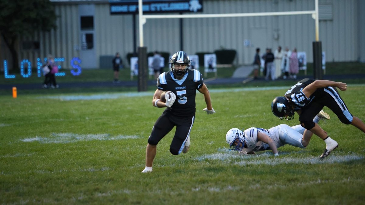 Charles20hit's tweet photo. 9/25/2026 Game 4
7 carries. 185 yards. 4 TD’s

Most games only played in first half. JV has played second half.  

!Total yards 928 &amp; 15 TD’s!
@KCKennedy93 @sportsinkansas @USD114 
@KansasPregame @Coach_CPatt @CoachCross1 @CoachNickToth @CoachDrewDallas @KSportsChatter https://t.co/K2C85i3RYH