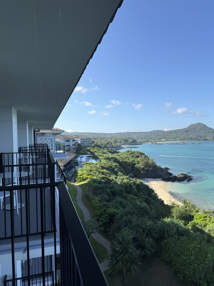 r0903ryo's tweet photo. 僕には釣り合わない美女と知人の紹介で去年出会いました。

そして先日、沖縄でプロポーズをさせていただきました。

出会えたことに感謝して、
これから先、ずっと大切にします。

幸せにします。 https://t.co/eNE4KEIHMe