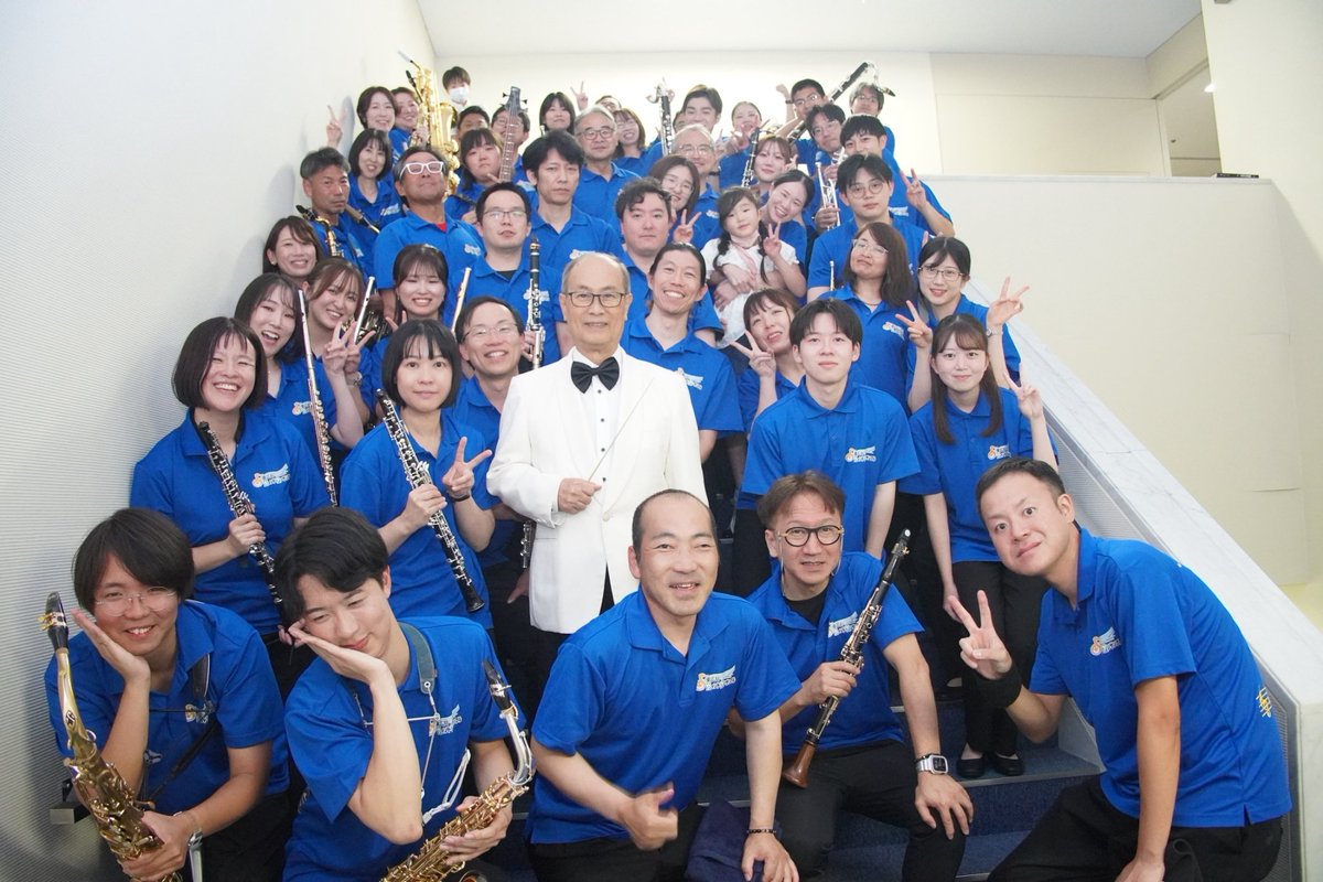 Hh_WindEnsemble's tweet photo. 9/21に行われた市民バンドフェスティバルでは、
小川秀樹先生を客演指揮にお迎えして演奏しました😳✨

短い期間で創り上げた２曲でしたが、
どちらも今までで一番の演奏でした🙈🎵

そんな小川先生と団員とで
本番直後にパシャリ📸🫧🫧 https://t.co/ed7TGuTTX3