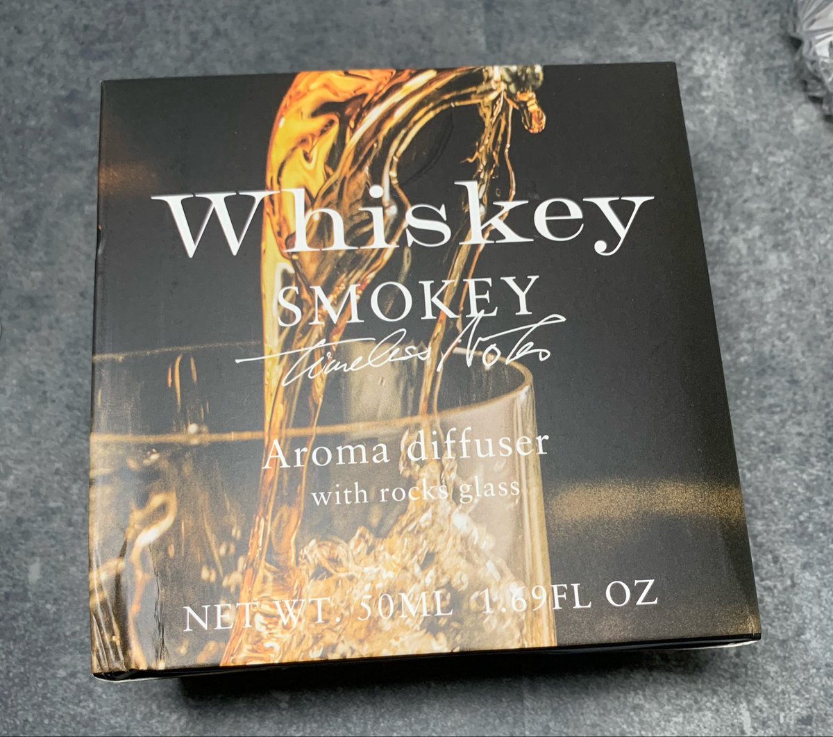 pces24's tweet photo. スタンダードプロダクツアロマディフューザー Smokey Whiskyはマイルドなウイスキー系の香りで、主張しすぎない落ち着いた雰囲気。香りが飛びやすいからこれはどうかな、と思って試してみてる。500円だから試しやすいのが助かる。 https://t.co/sVASvDeewC