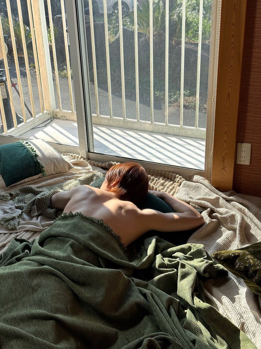 sehnsoocht's tweet photo. Perhaps I miss summer more than I should: the warmth on my skin, the afternoon light spilling through the windows, and the quiet hours that seemed to ask nothing of me. https://t.co/07bSjhbVyo
