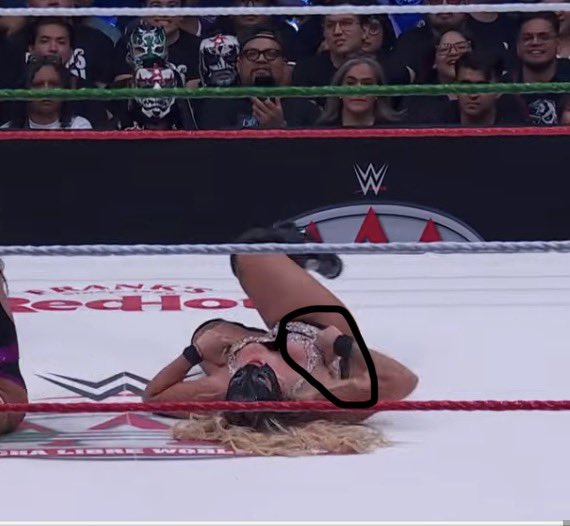 codelexluna's tweet photo. @LaHiedraAAA Durante el combate de la AAA en Torreón, te ajustate la ropa de lucha — 13 ocasiones. Si jugara a beber un trago cada vez que te ajustes la ropa durante combate, moriría de intoxicación de alcohol. Por favor, busca a alguien mejor para que te deje la ropa mejor. https://t.co/6WzjymPZRy