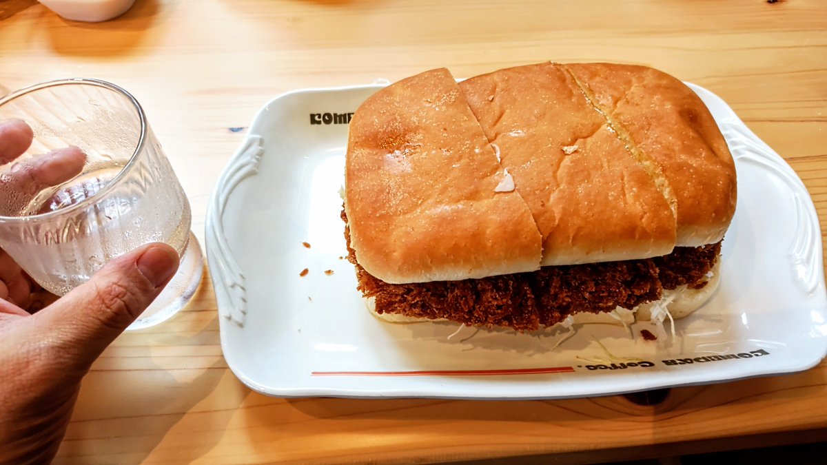 UEC_ASE30's tweet photo. コメダ珈琲でお昼ゴハン
カツカリーパンと､月見シロノワール 焼き芋(ミニ)

カツカリ���パンもミニシロノワールもバランスブレイカー感高い
※サイズは水グラスでお察し下さい

さすがコメダさんやでぇ… https://t.co/IwhRmGEBfl