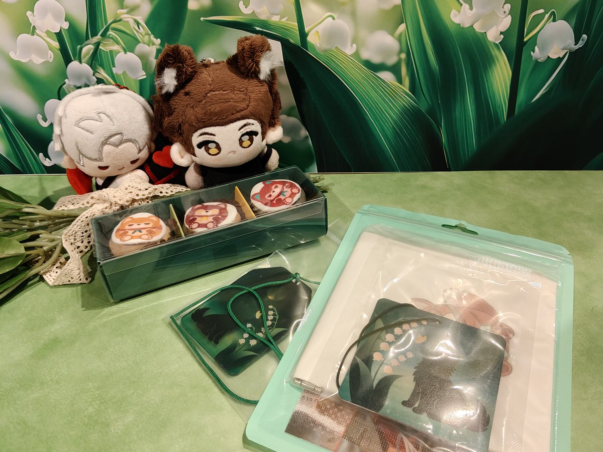 MoonBoundLily's tweet photo. Baby Val went to see papa Valko together with baby Sy~ they got some goodies too 💚 the macaroons are 10/10. Very much approved by the babies 🐺🐦‍⬛

#全世界都爱敖尹 #NoValkoNoMoney #BringValkoBack https://t.co/Hd2oN9eX1j