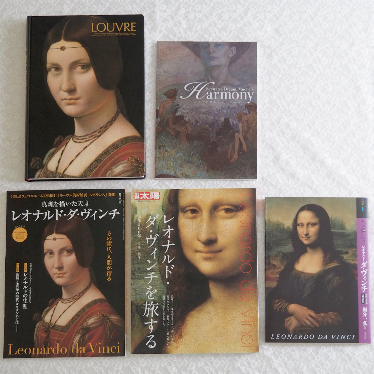 yk_snow's tweet photo. 私のシルバーウィークの読書内容こちらです。
美術展の図録2冊と雑誌3冊。図録は解説の量がすごい。どっちも。ルーヴル展もう1回行きたくなってきた。隣の図録は巻末に「主の祈り」が全部載っているのが天才。まじでなんで国内にこの量があるんだと思わずにはいられない。こちらもまた行きたい https://t.co/TMvFWYG4BW