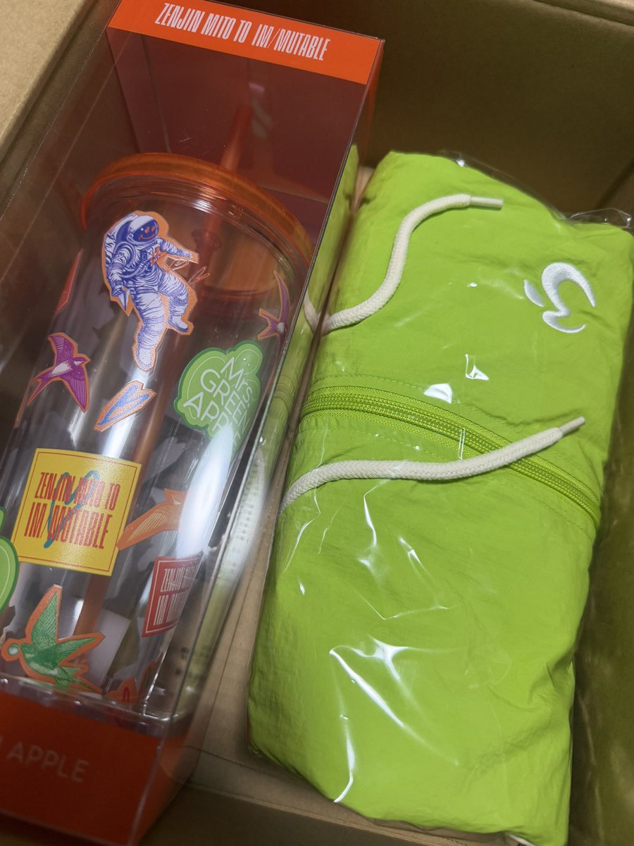 ma_mn_mga's tweet photo. イミュータブルの追加グッズ届いたんだけど、ダンボール開けたら、タンブラーのパッケージをストローが突き破ってる状態だった、、 https://t.co/cz9Ii8Sn0O